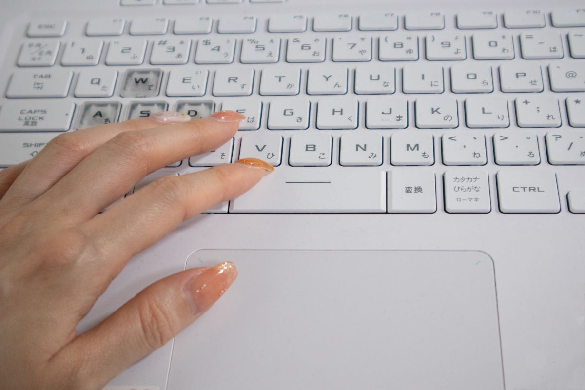 ネイル中のタイピングは疲れる？簡単なストレッチ法と姿勢改善のコツ